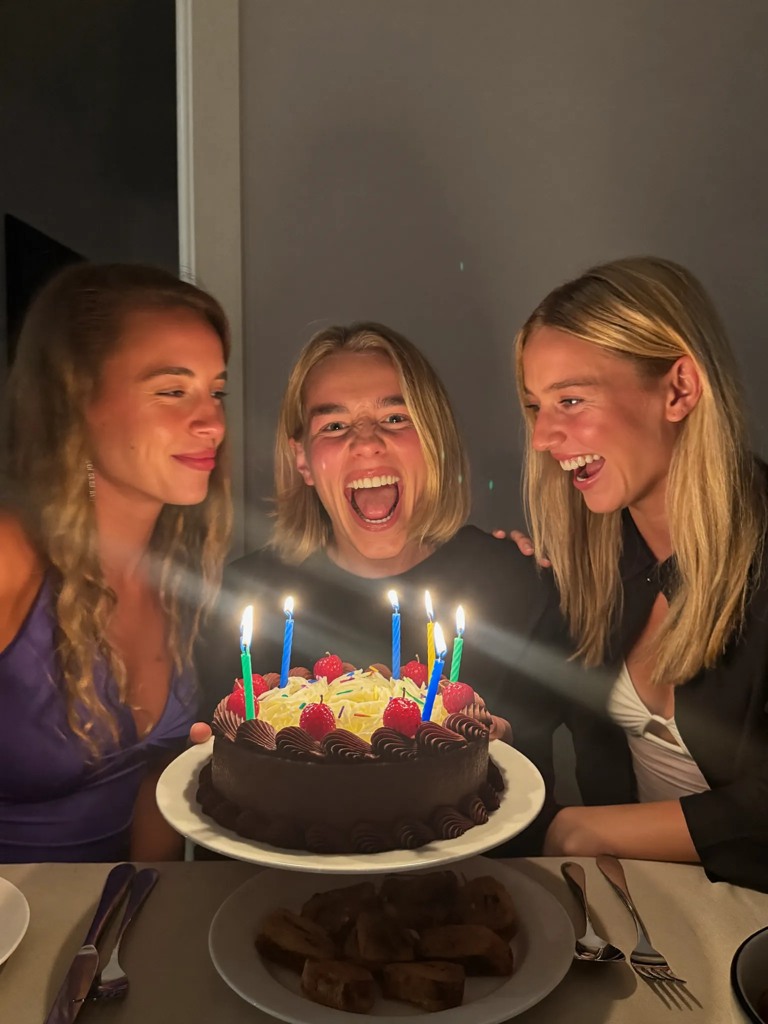Geburtstagskind mit Freundinnen