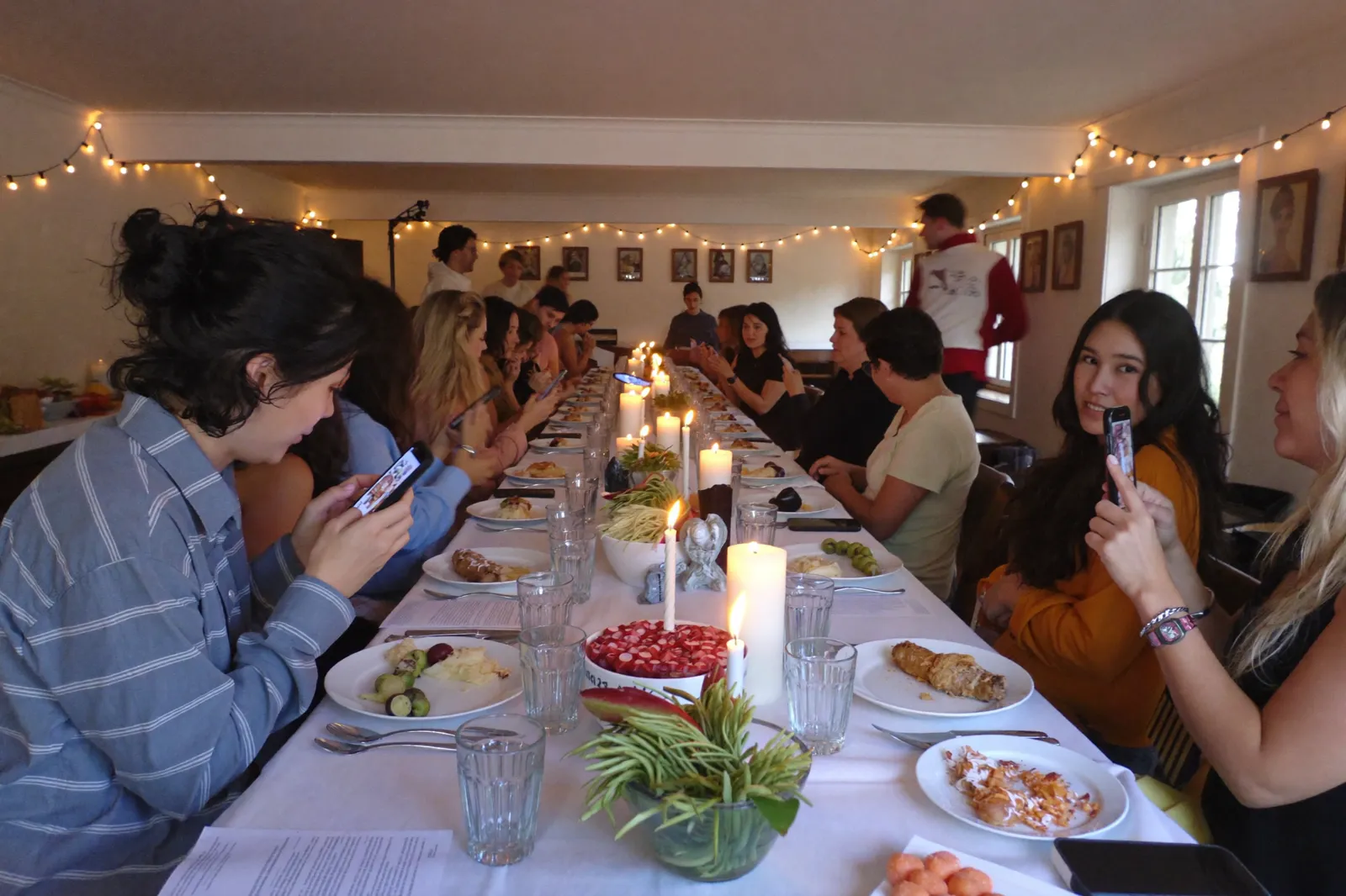 Die lange Tafel am Abend