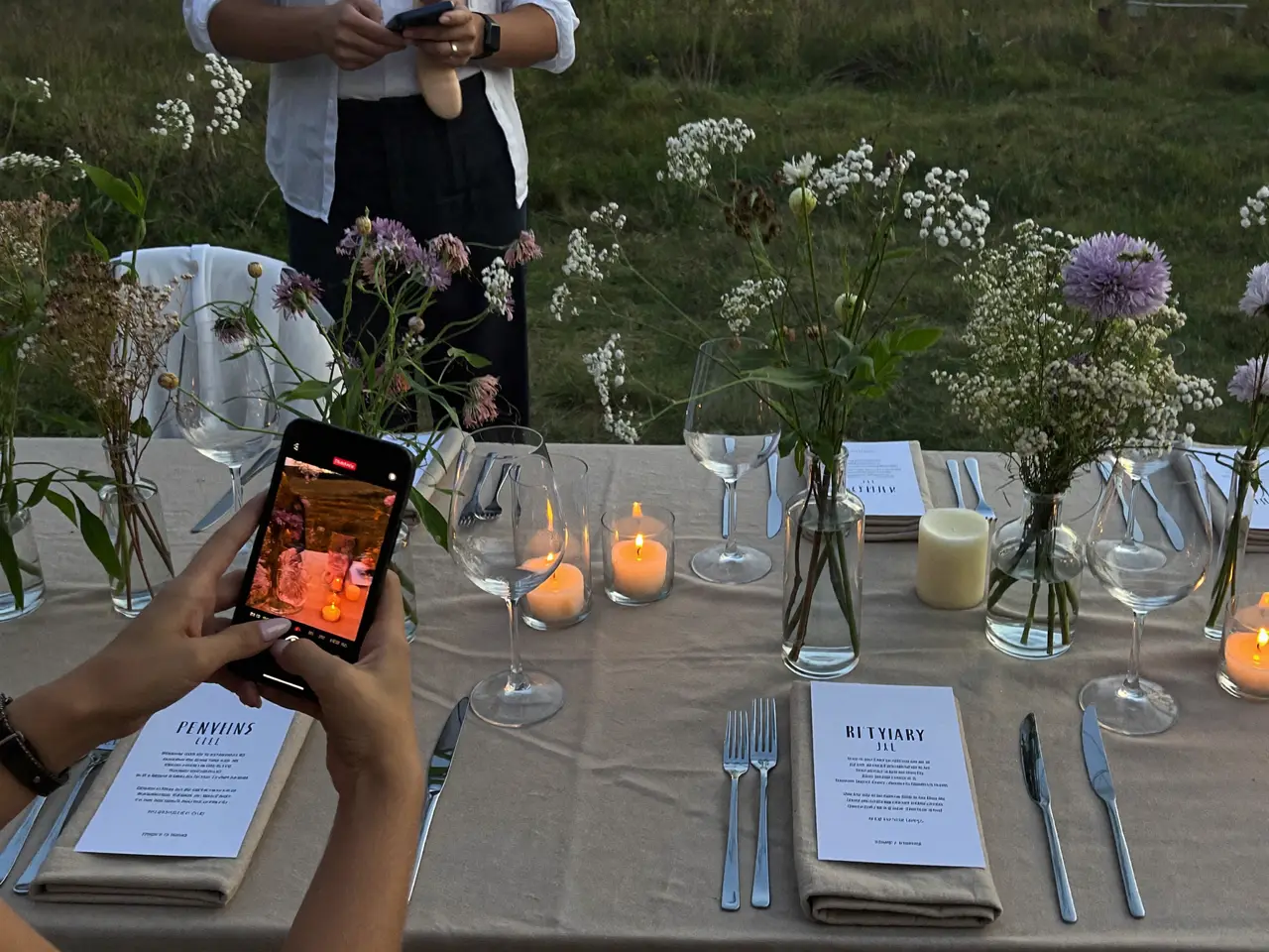 Abendliche Tischdekoration mit Kerzen