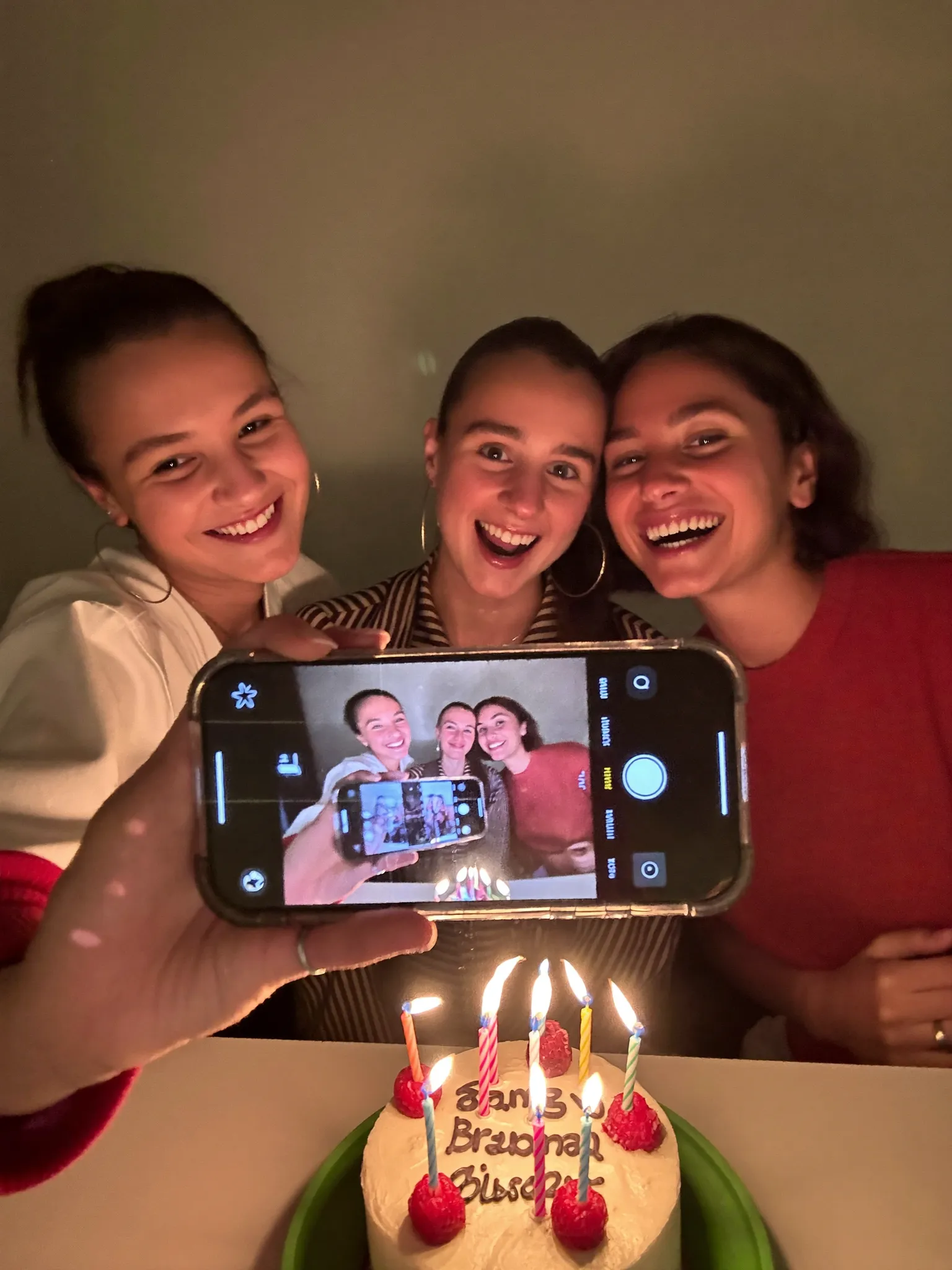 Gast fotografiert mit dem Handy am gedeckten Tisch