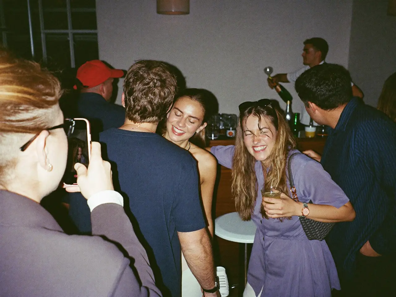 Gäste lachen an der Bar